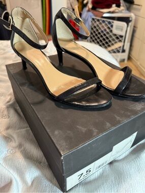 Banana Republic Black Kitten Heel Sandals Size 7.5 Minimal Strappy Heels